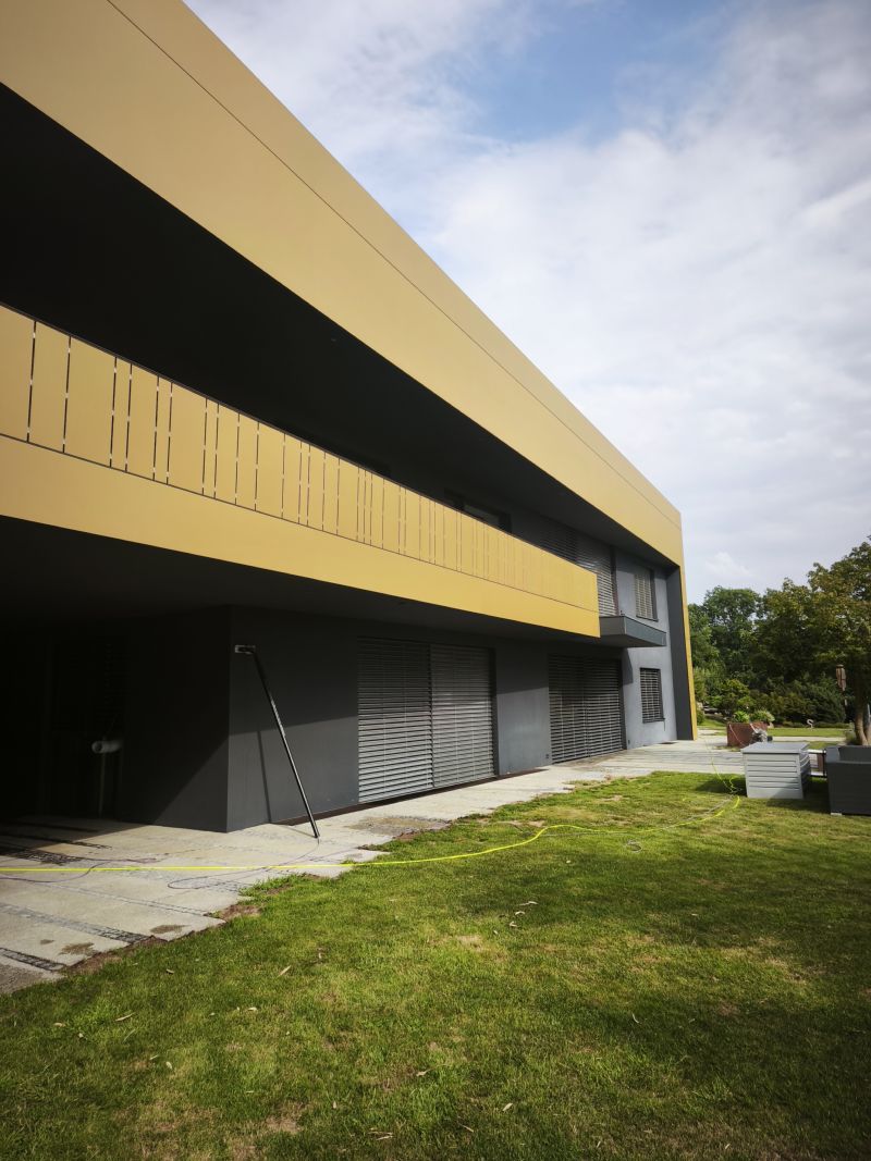 Fassade aus Aluminium-Verbundplatten an einem Anwesen in Brunnenthal bei Schärding
