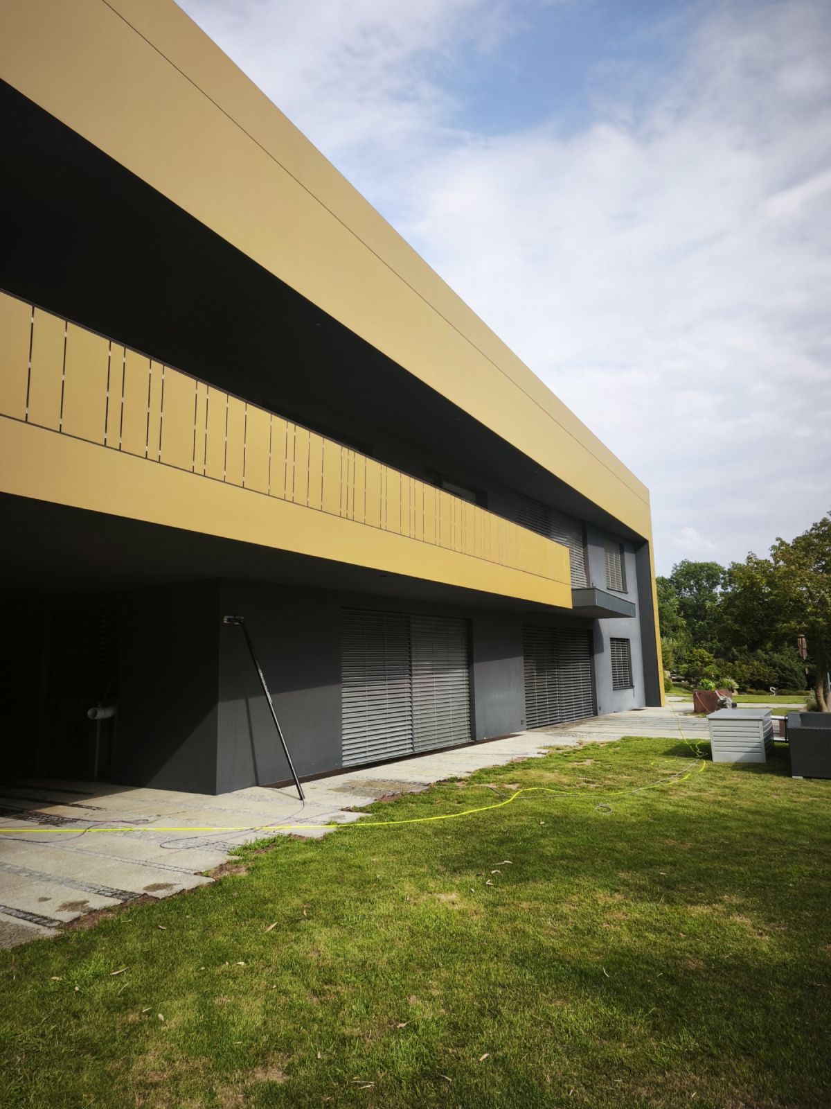 Hauptgebäude mit Fassade aus Aluminium-Verbundplatten