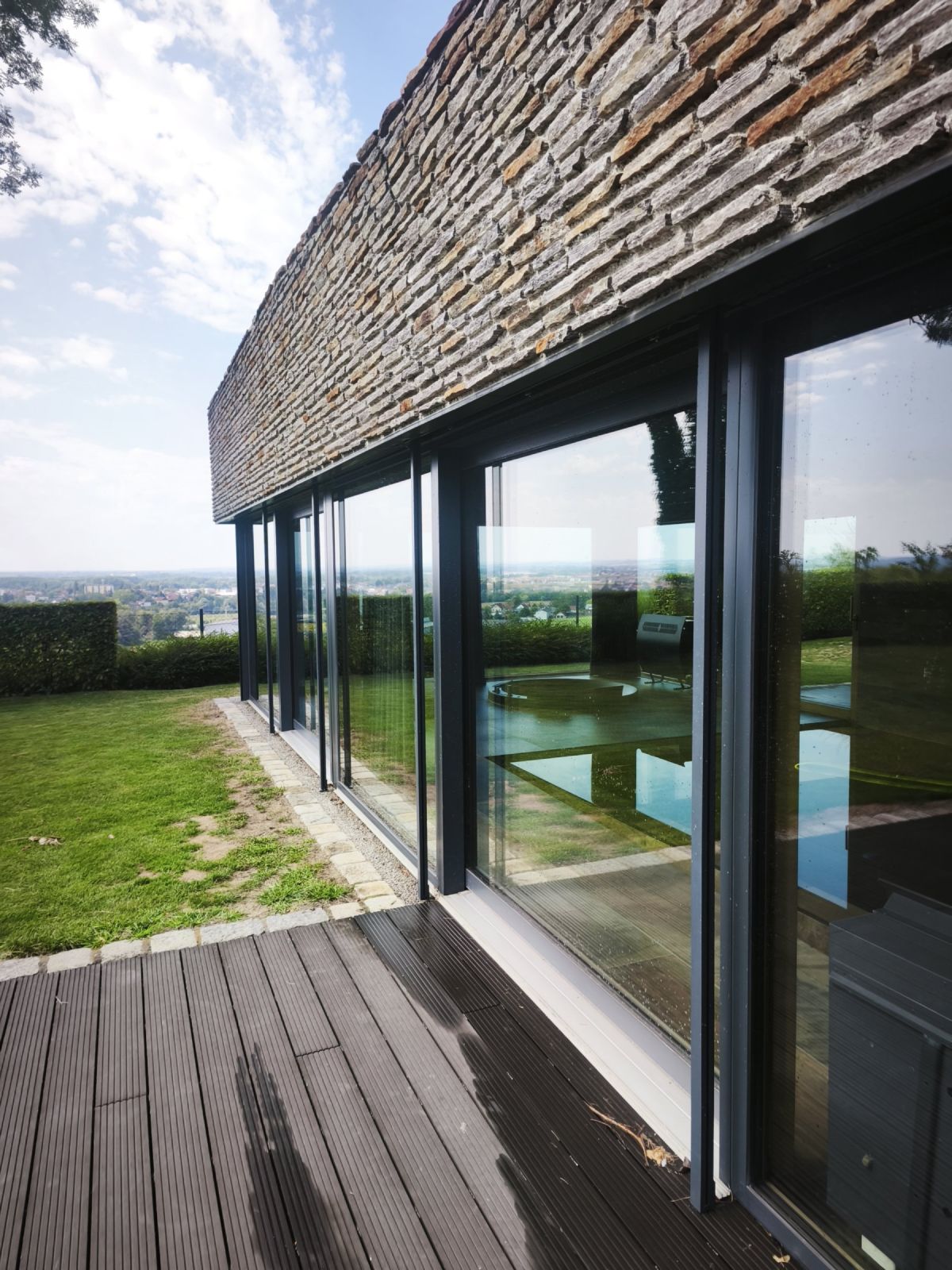 Fensterfront des Hallenbads