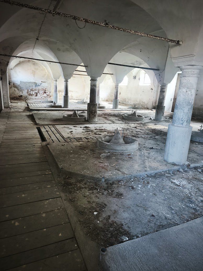 Gewölbehalle mit Bauschutt und losem Material vor den Arbeiten