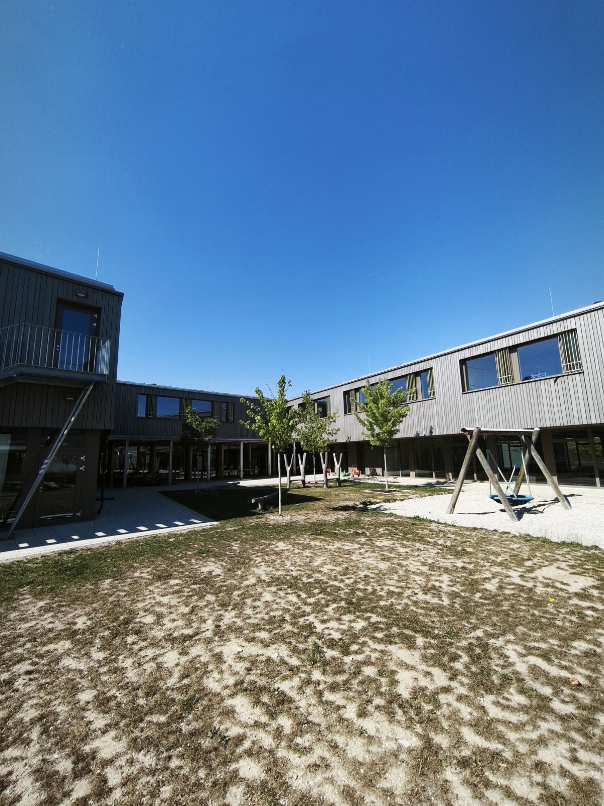 Innenhof der Montessori-Schule mit Fensterfronten