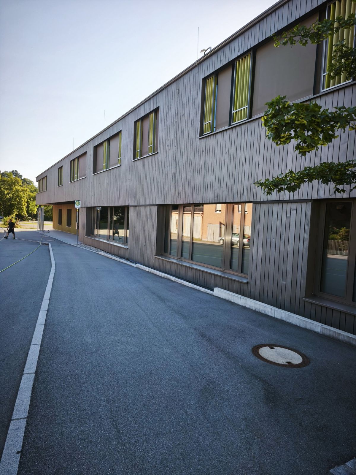 Außenverglasung der Montessori-Schule Rotthalmünster an der Straßenseite
