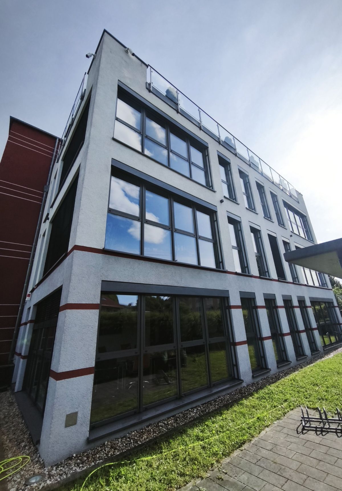 Fensterfront der Firmenzentrale nach der Glasreinigung