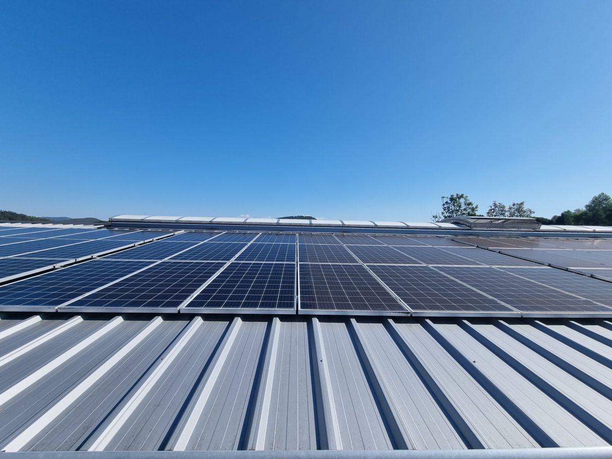 Photovoltaikmodule auf dem Hallendach in Tittling