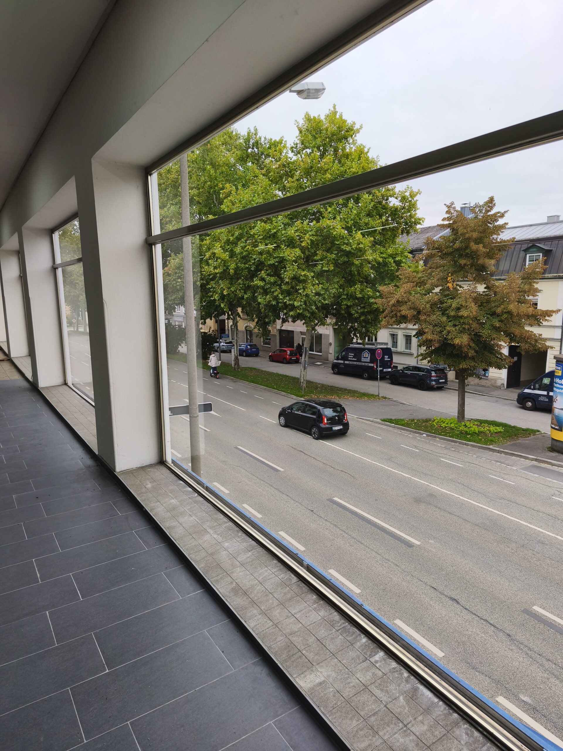 Glasreinigung nachher – gereinigte Glasfassade Autohaus Straubing