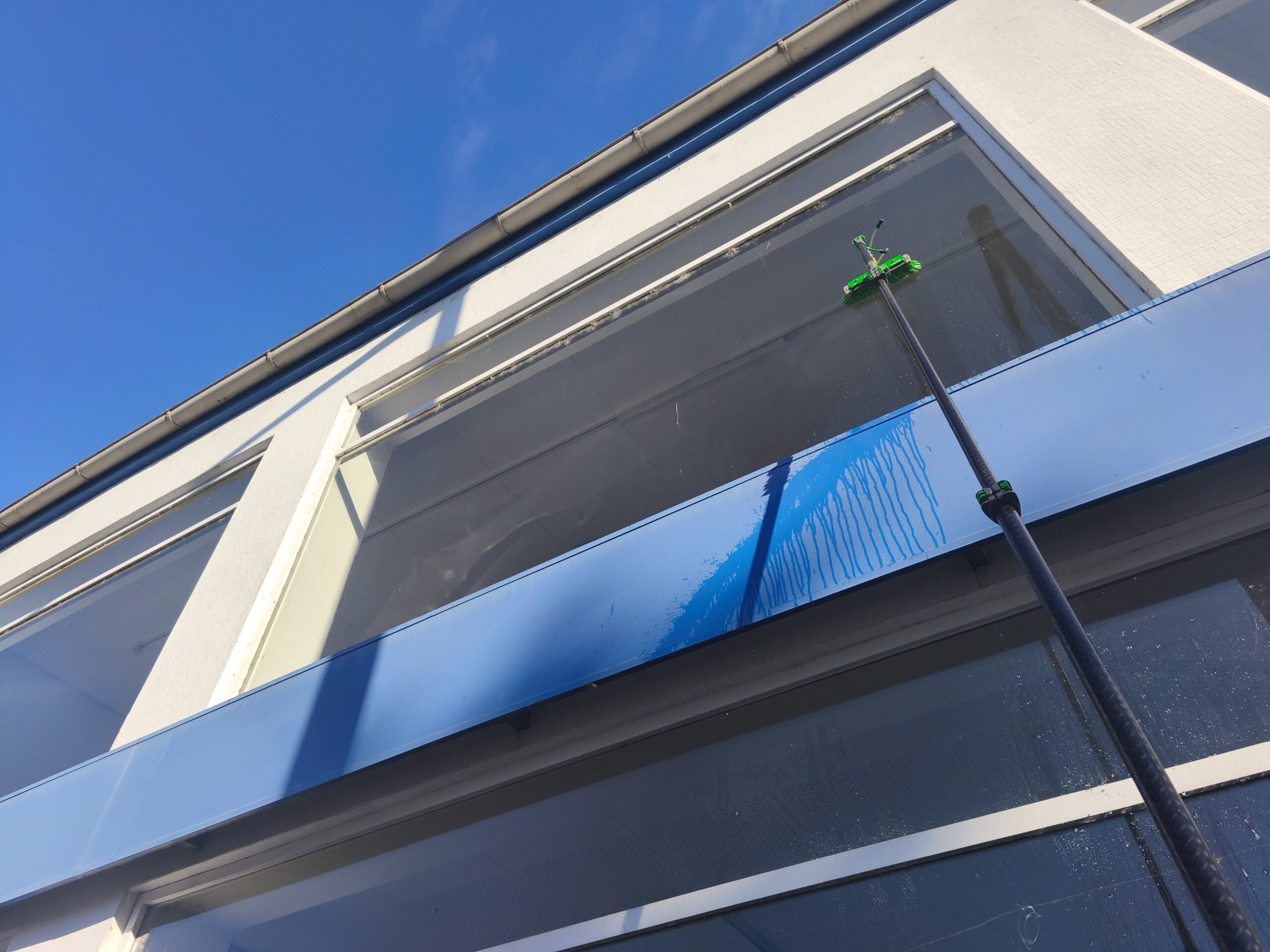 Glasreinigung vorher – stark verunreinigte Glasfassade Autohaus Straubing