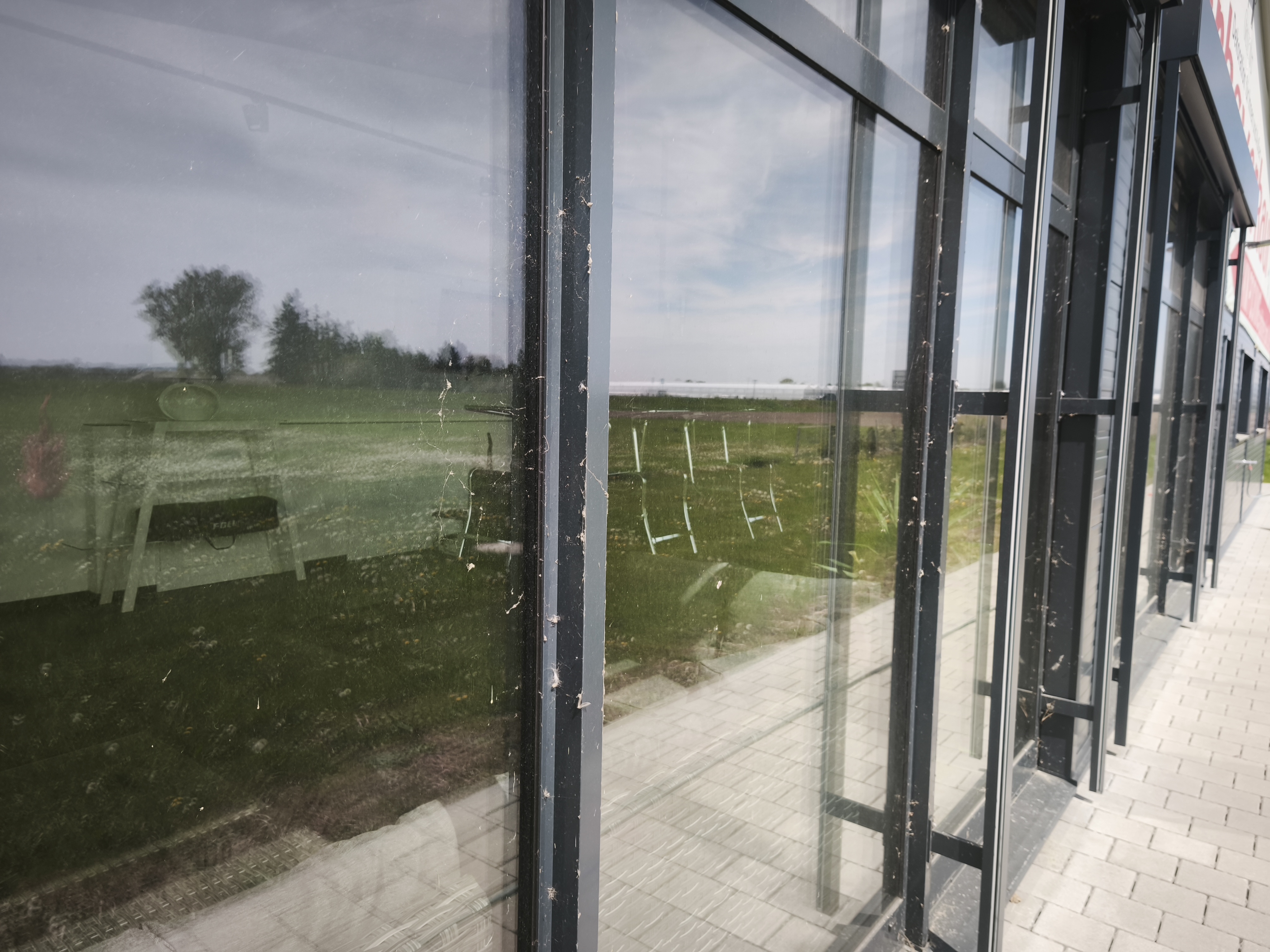 Glasreinigung vorher – stark verschmutzte Fenster Lagerverkauf Pocking
