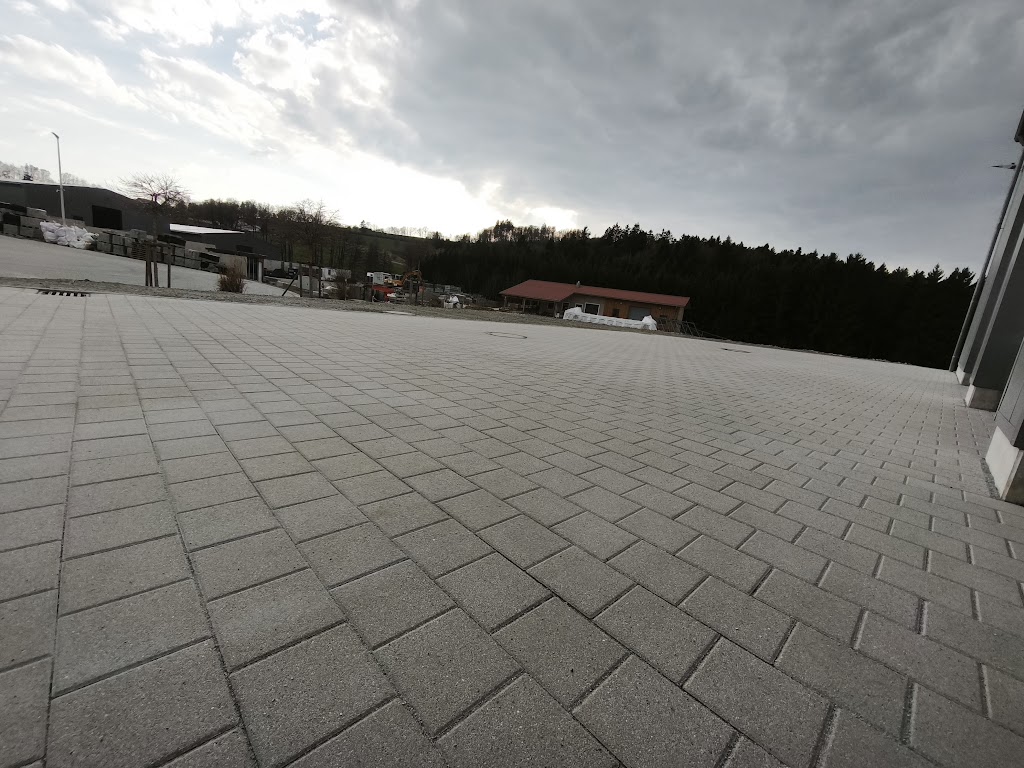 Professionelle Steinreinigung von Pflasterflächen und Naturstein – HWR-Gruber, deutschlandweit und Österreich