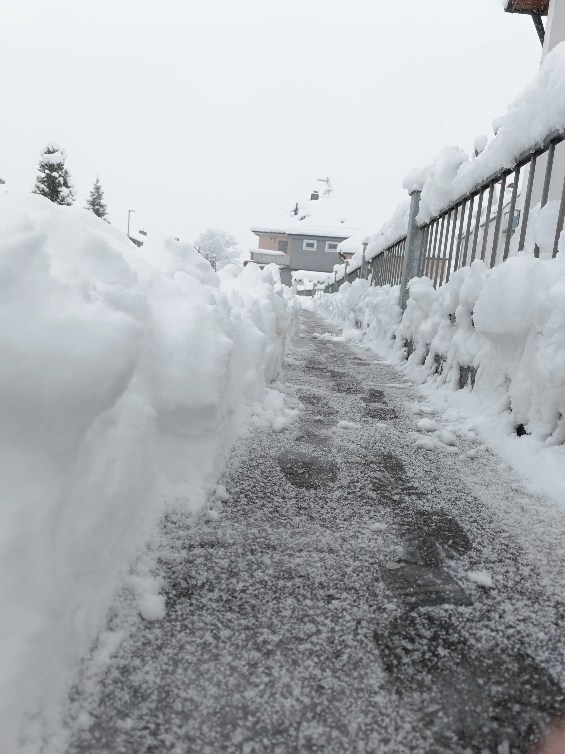 Winterdienst Niederbayern – freigeräumter Gehweg nach Schneefall, HWR-Gruber Pocking